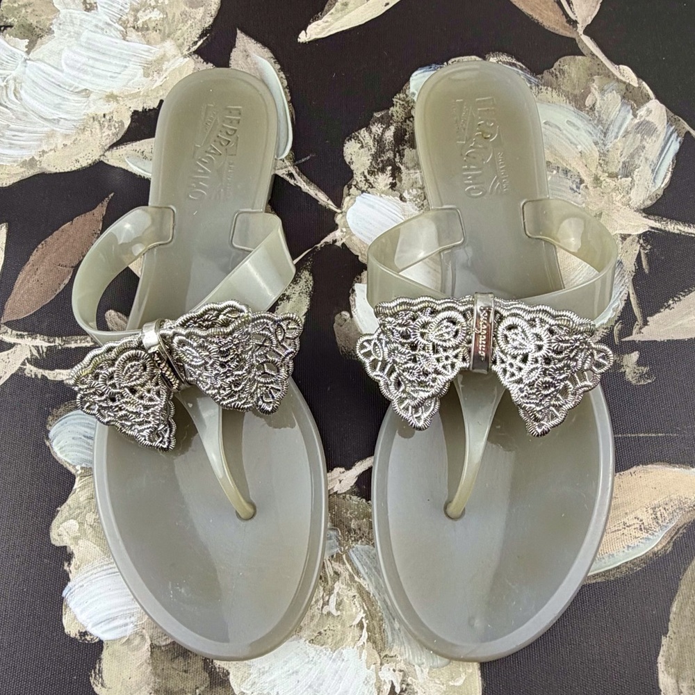 Salvador Ferragamo Bali Lace Bow Jelly Flats in Silver Grey Size 8. - Picture 2 of 6